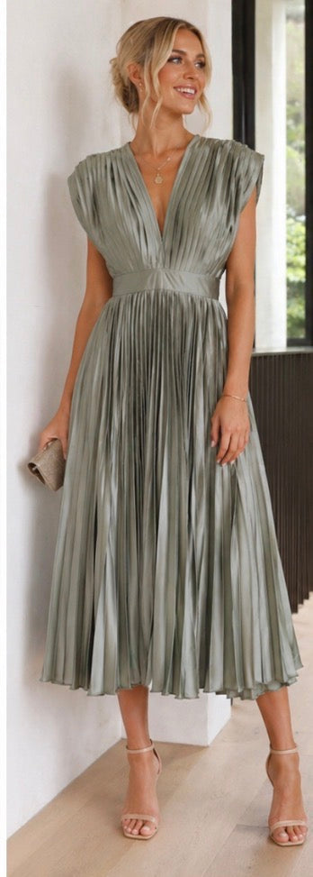 ARVELYNE™  | Timeless Pleated Midi Dress