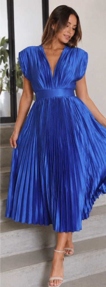 Ellis & Johnson™  | Timeless Pleated Midi Dress