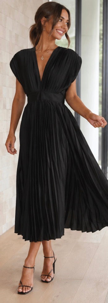 Ellis & Johnson™  | Timeless Pleated Midi Dress